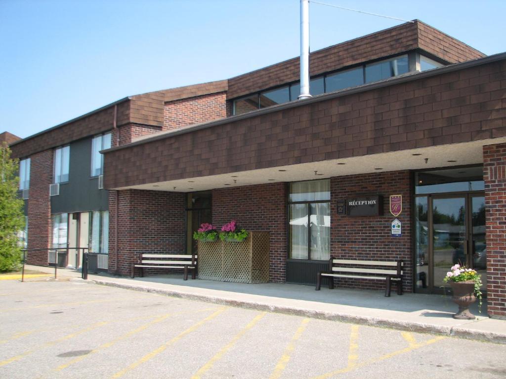 Auberge La Diligence Dolbeau-Mistassini Exterior foto